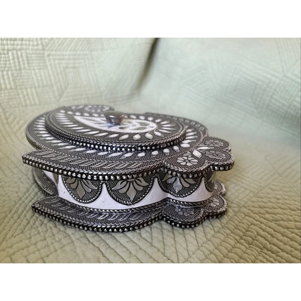 Vintage Silver Tone Paisley Trinket Jewelry Box Divided w/Lid Intricate 8.25
